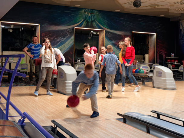 Gomel, Fehéroroszország-május 15, 2019: kontinens Entertainment Center. Gyerekek bowlingjáték. - Fotó, kép