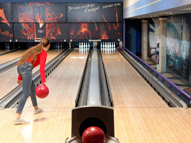 GOMEL, BELARUS - MAY 15, 2019: Continent Entertainment Center. Kids playing bowling. - Foto, afbeelding