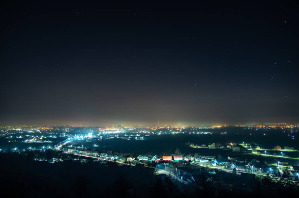 Cidade noturna na neblina
 - Foto, Imagem