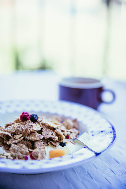 Healthy breakfast in the morning: cereals, berries and yoghurt - Φωτογραφία, εικόνα