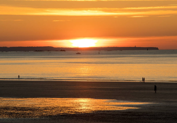 Piękny widok na zachód słońca z plaży w Saint Malo, Bretania, Francja - Zdjęcie, obraz