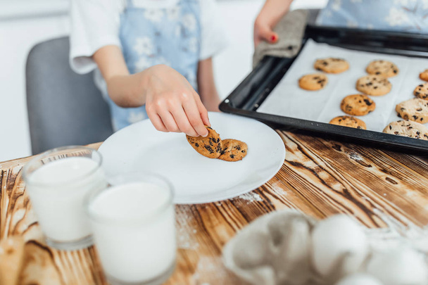 zusters koken koekjes thuis keuken, selectieve focus - Foto, afbeelding