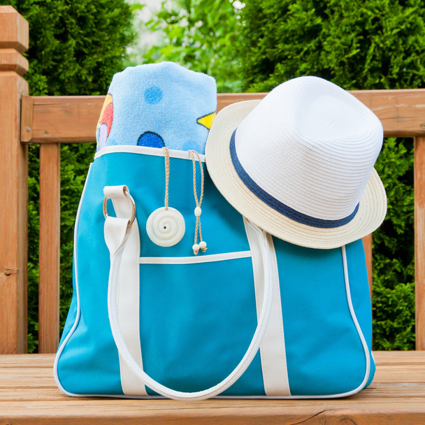 Синя сумка з рушником і капелюхом для відкритого басейну або пляжних вихідних
. - Фото, зображення