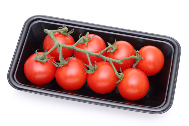 ramo de tomates cereja em uma embalagem de plástico, fundo branco
 - Foto, Imagem