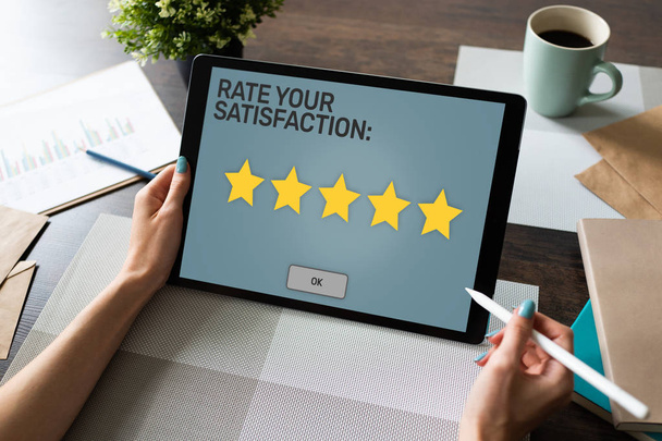 Ohodnoťte své zkušenosti. Hodnocení spokojenosti zákazníků. Pět hvězd na obrazovce. Koncept kontroly kvality podnikatelských služeb - Fotografie, Obrázek