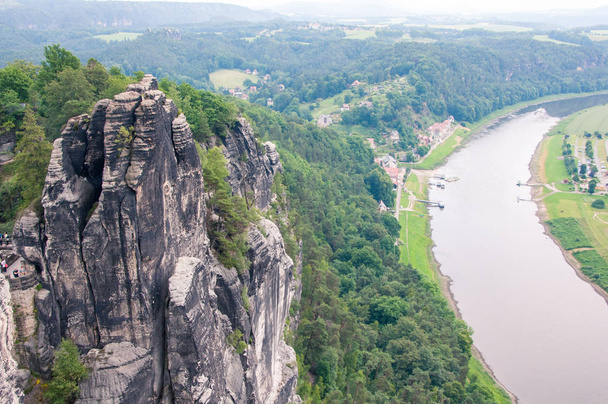 Paisagem montanhosa da Suíça saxã. Pedras cobertas de floresta. Vale do rio. Vista aérea
 - Foto, Imagem