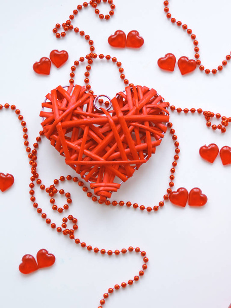 Naptári oldal a piros szívek február 14-én a Szent Valentin-nap. Romantikus, Valentin-napi koncepció. Valentin-napi koncepció szívvel. Felülnézet. A február 14-i időpontot bemutató naptár. - Fotó, kép