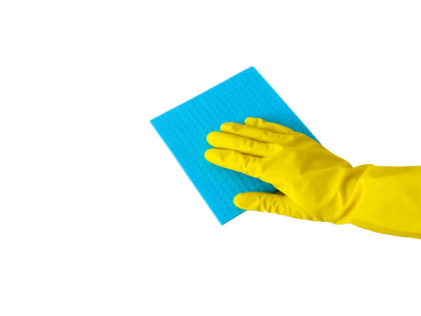 Munkavállaló kéz gumi védő kesztyű mikroszálas ruhával törölgetve fal por. Takarítás vagy háztartás koncepció háttér. Az első lépések tisztítása. Kereskedelmi takarítóvállalat. Lemezterület másolása.  - Fotó, kép