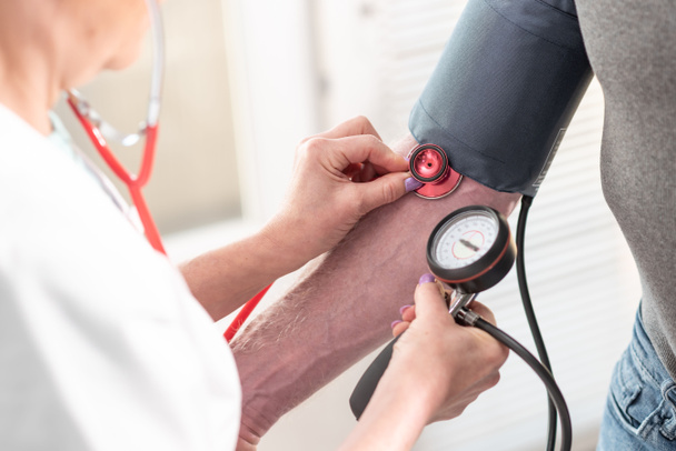 Blood pressure mesuring with sphygmomanometer - Фото, изображение