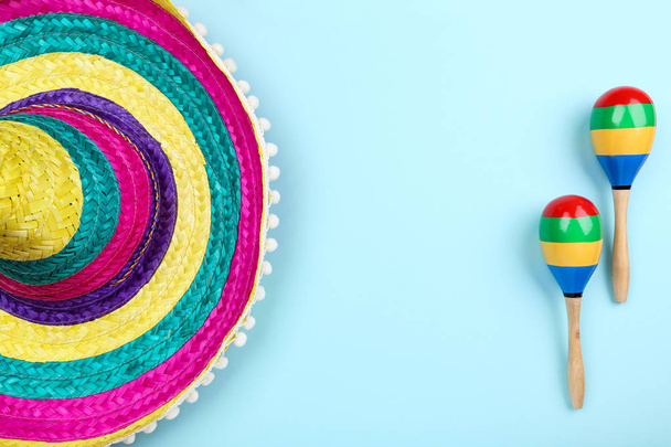 Mexican hat and maracas on blue background - 写真・画像