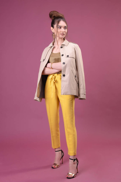 Портрет модной молодой женщины в желтых штанах
 - Фото, изображение