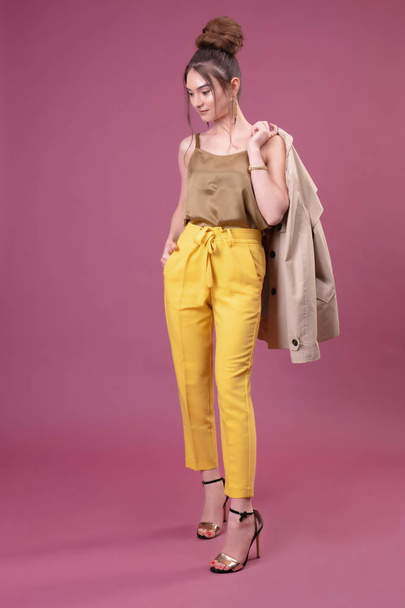 Portrét módní mladé ženy oblečené v žluté kalhoty - Fotografie, Obrázek