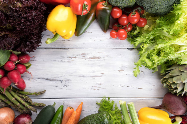 Bio-Lebensmittel. Foodfotografie verschiedene Gemüsesorten auf altem hellen Holzgrund. Kopierraum. hochauflösendes Produkt - Foto, Bild