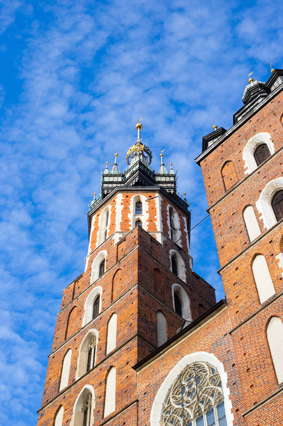 St. Marys basiliek in het centrale plein van Krakau in Polen - Foto, afbeelding