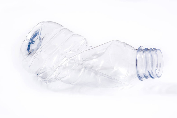 Plastová láhev na jedno použití izolovaná na bílém pozadí - Fotografie, Obrázek