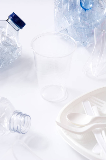 Déchets plastiques jetables isolés sur fond blanc
 - Photo, image