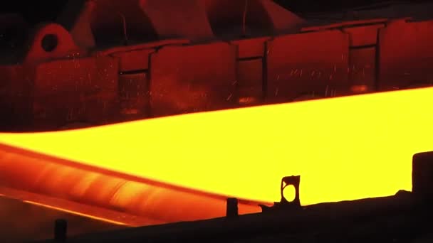 Çelik fabrikası, çelik levha üretimi, sıcak levhaların üretim hattında taşınması, ağır sanayi, metal haddeleme tesisi. Konveyör hattı metal haddehane. Yakın çekim. - Video, Çekim