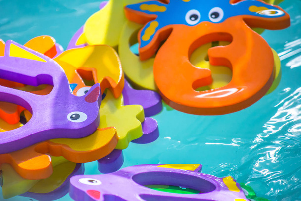 Hra pro děti ve vzdělávacích vodách. Ryby ve formě písmen čísel a obrázků zvířat a sítě pro rybolov. Zábava pro děti - Fotografie, Obrázek