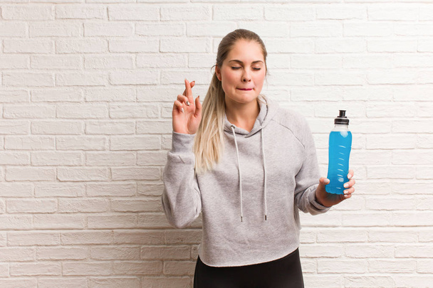 Mladá fitness Ruská žena, která drží energetický nápoj - Fotografie, Obrázek