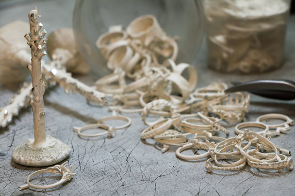 Příprava na tavení stříbrných šperků v dílně pro manuální výrobu šperků - Fotografie, Obrázek