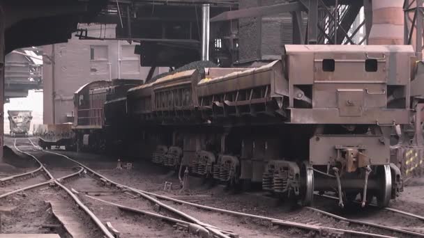 Φόρτωση άνθρακα στα σιδηροδρομικά αυτοκίνητα στο εργοστάσιο. - Πλάνα, βίντεο