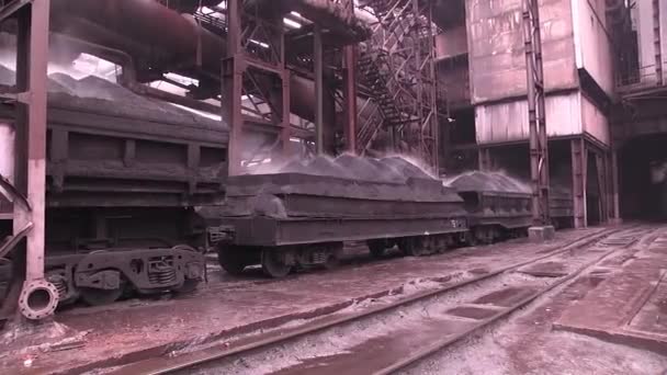 Bewegung durch mit Kohle beladene Eisenbahnwaggons im Werk - Filmmaterial, Video