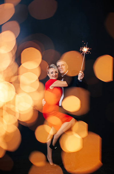 Beautiful senior couple with sparklers - Foto, afbeelding