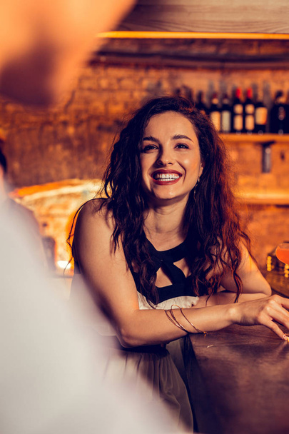 Woman feeling happy spending night in bar with her man - Foto, imagen