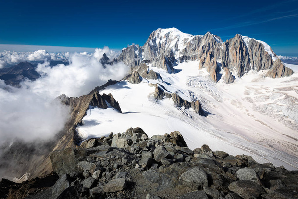 Alpok hegyek gerinc csúcstalálkozók gleccser táj, Mont Blanc masszív - Fotó, kép