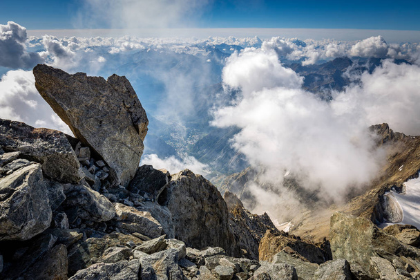 Dent du Geant Dağı'ndan Aosta vadisi görünümü , İtalya. - Fotoğraf, Görsel