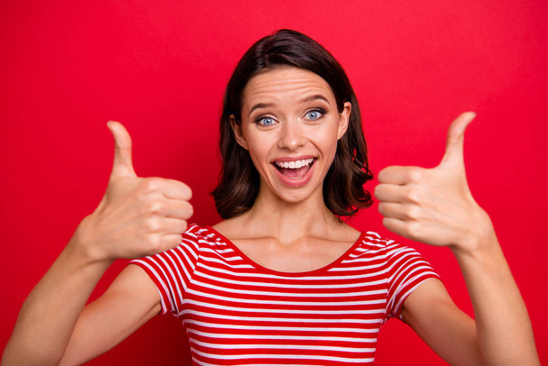 Close up φωτογραφία θετική χαρούμενη γοητευτική κυρία αρκετά έκπληκτος απίστευτη είδηση πωλήσεις έκπτωση κραυγή Παναγία απίστευτο απροσδόκητη διαφήμιση επιλογή απόφαση συμβουλή φορούν t-shirt απομονωμένη κόκκινο φόντο - Φωτογραφία, εικόνα