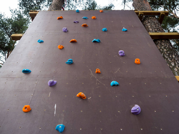  Wall climbing wall for training climbers in the park - Foto, afbeelding