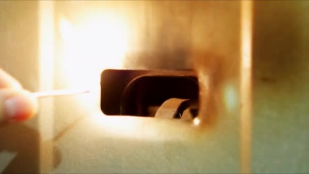 Geysir, Warmwasserbereiter. die Flamme einer Fackel brennt, Gas Kupfer für die Warmwasserbereitung. Nahaufnahme der Zündung und Verbrennung von Erdgas im Kesselofen - Filmmaterial, Video