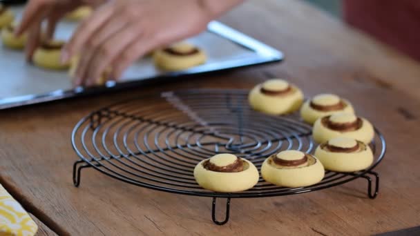 Biscuits frais faits maison sous forme de champignons. Courts-pains ronds doux
 - Séquence, vidéo