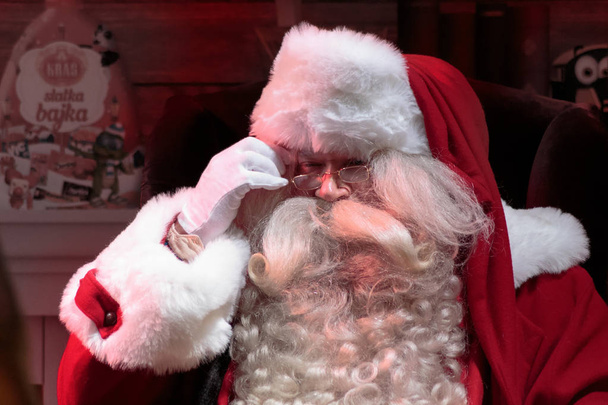 ZAGREB, CROACIA - 27 DE DICIEMBRE DE 2015: Finlandés, verdadero Santa Claus Joulupukki de Rovaniemi visitando Adviento en Zagreb en el Día de la Independencia Finlandesa. De cerca.
  - Foto, imagen