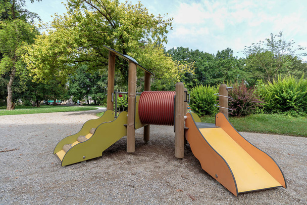 Zona de juegos para niños en el parque de la ciudad
 - Foto, Imagen