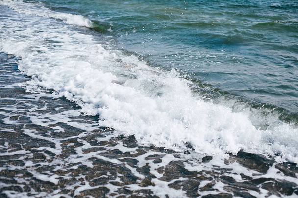 Beautiful sea waves foam close up from beach. Blue waves in ocea - Foto, imagen