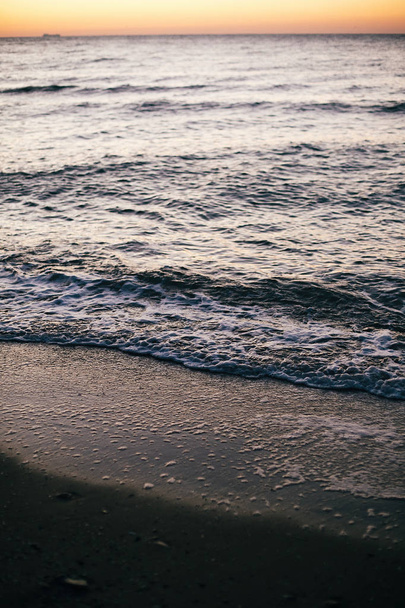 Lindas ondas do mar espuma closeup e praia de areia com conchas
  - Foto, Imagem