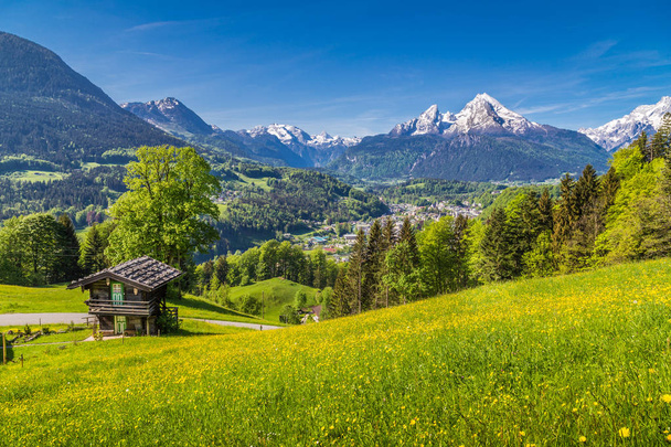 Alpesi táj a hagyományos hegyi menedékház a nyári - Fotó, kép