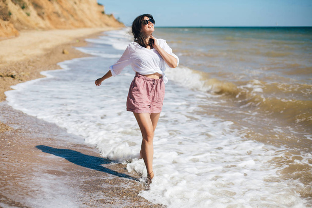 Onnellinen nuori bohoo nainen juoksee ja hymyilee meren aallot aurinkoinen
 - Valokuva, kuva