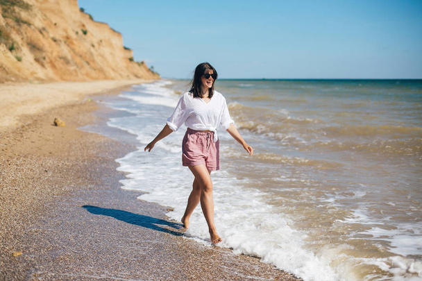Şık hipster kız plajda rahatlatıcı ve eğlenmek. Mutlu yo - Fotoğraf, Görsel