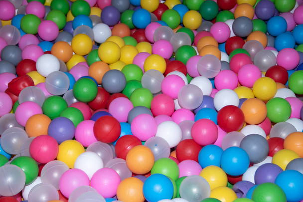 Bolas de colores de fondo para una piscina infantil. Brillantes colores de bolas
 - Foto, imagen
