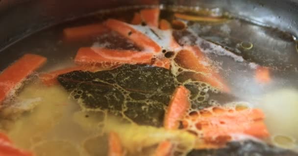 Рибний суп кипить у горщику на кухні
 - Кадри, відео