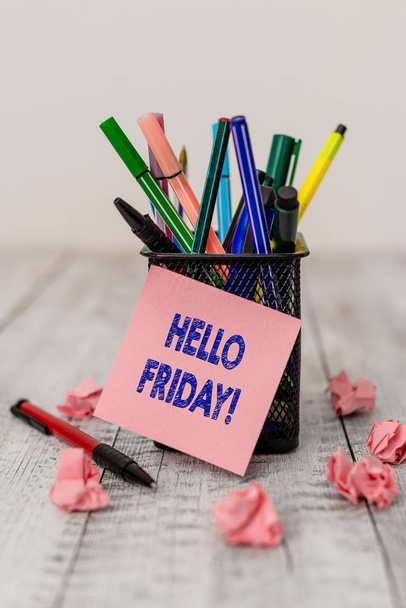 A Hello Friday felirata. Üzleti fotó bemutatására használják, hogy kifejezzék boldogságukat elejétől a friss hét Író berendezések és papír törmelékek üres lepedők a fa íróasztal. - Fotó, kép