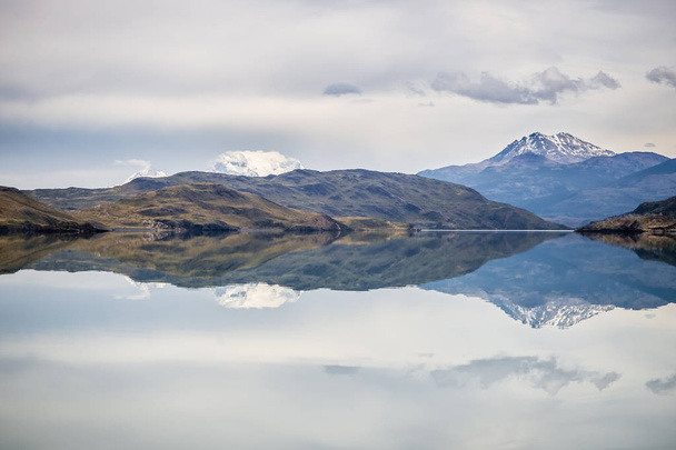 Réflexion miroir sur le lac Nordenskj/ld dans le parc national Torres del Paine, Chili
 - Photo, image