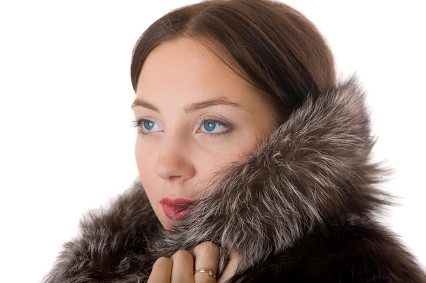 Chica joven en un abrigo de piel
 - Foto, Imagen