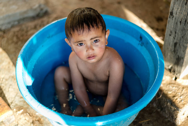Куллу, Хідмамаль-Прадеш, Індія-01 березня 2019: фото гімалайського дитина приймаючи ванни у ванні в Гімалаях, Долина Сеней - Фото, зображення
