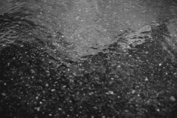 Schwarz-weißes Landschaftsbild von Wasser - Foto, Bild