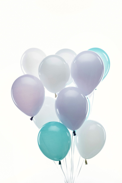 globos azules, morados y blancos aislados en blanco
 - Foto, Imagen