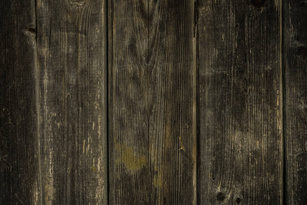 Ciemne rustykalne drewniane tło z drewnianymi deskami na podłodze lub płaskiej powierzchni.  - Zdjęcie, obraz